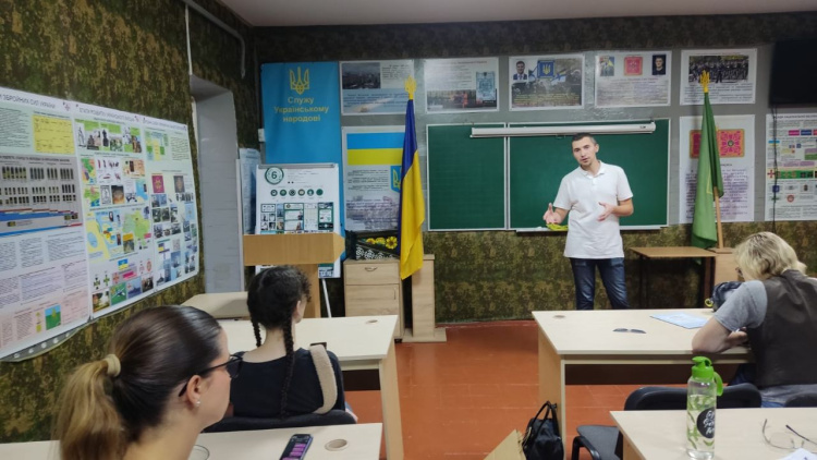 В рамках профорієнтаційної роботи та співпраці юридичного факультету ХНУ імені В.Н. Каразіна з ліцеєм № 6 м. Харкова відбулась низка лекцій-тренінгів із залученням науково-педагогічного складу кафедри цивільно-правових дисциплін Каразінського Університету.
