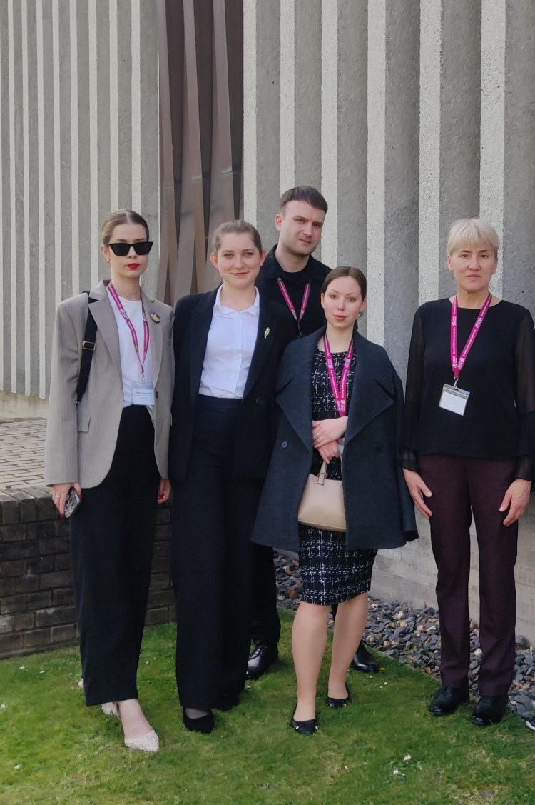 Здобувачі спеціальності «Міжнародне право» – Варвара Галушкіна, Євгенія Хорошун, Марія Коняєва – гідно представили юридичний факультет Харківського національного університету імені В. Н. Каразіна на міжнародному студентському форумі «Нюрнберг 80», присвяченому 80-й річниці Нюрнберзького процесу. Захід відбувся 7–9 квітня 2026 року на базі Коледжу Черчилля (Кембриджський університет).